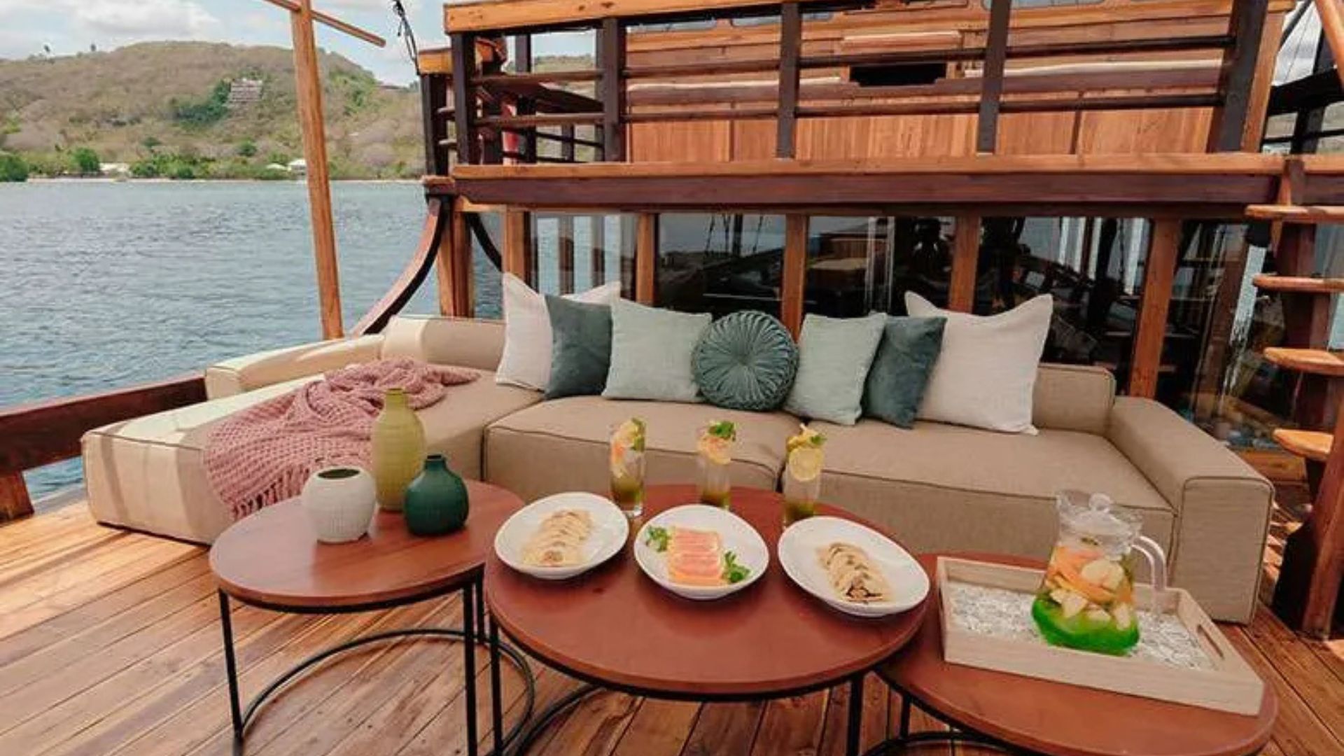 Liveaboard hajó kabinokkal a Komodói Nemzeti Parkban