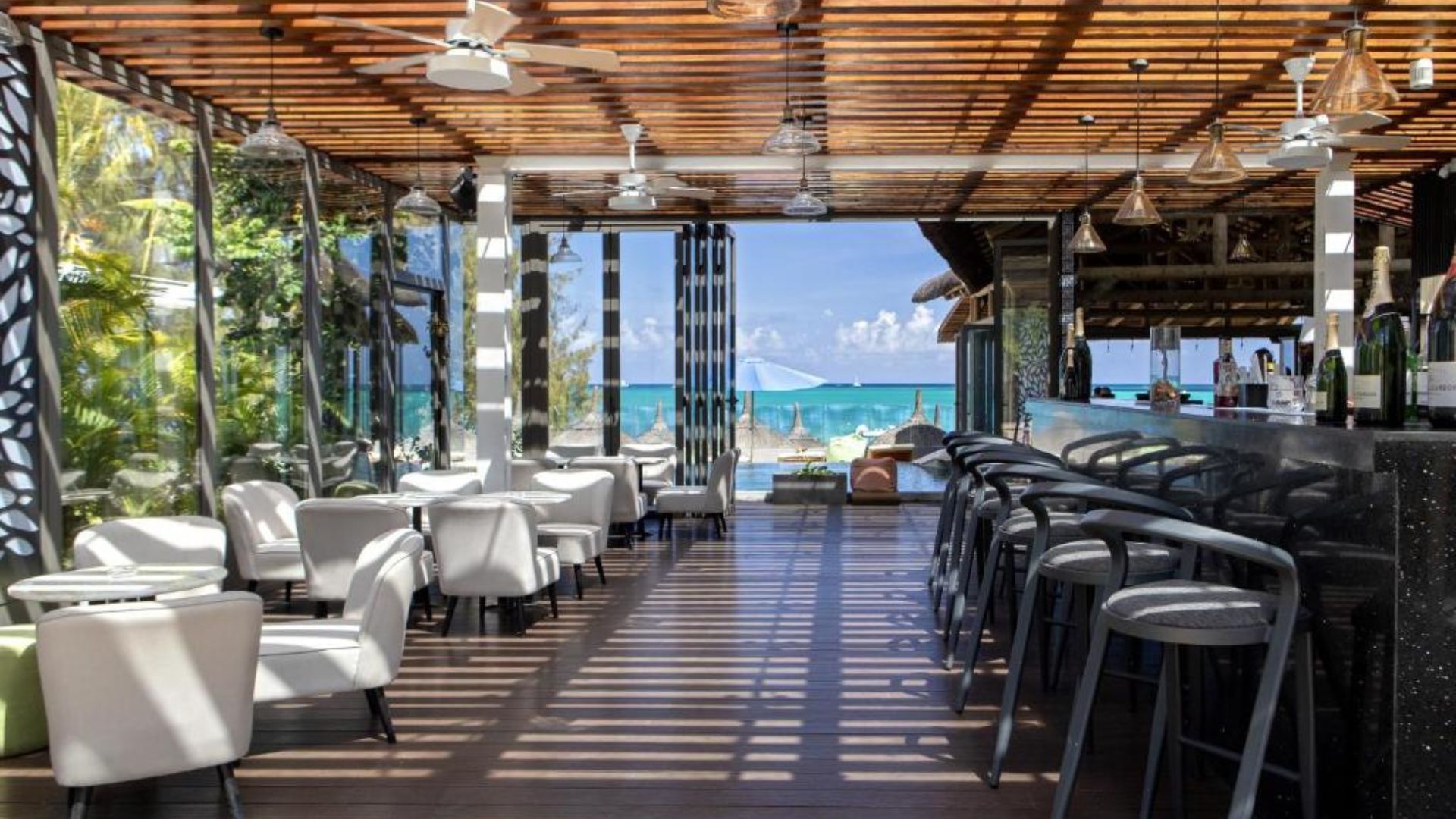 Beach hotel Trou aux Biches pálmafás tengerpartján
