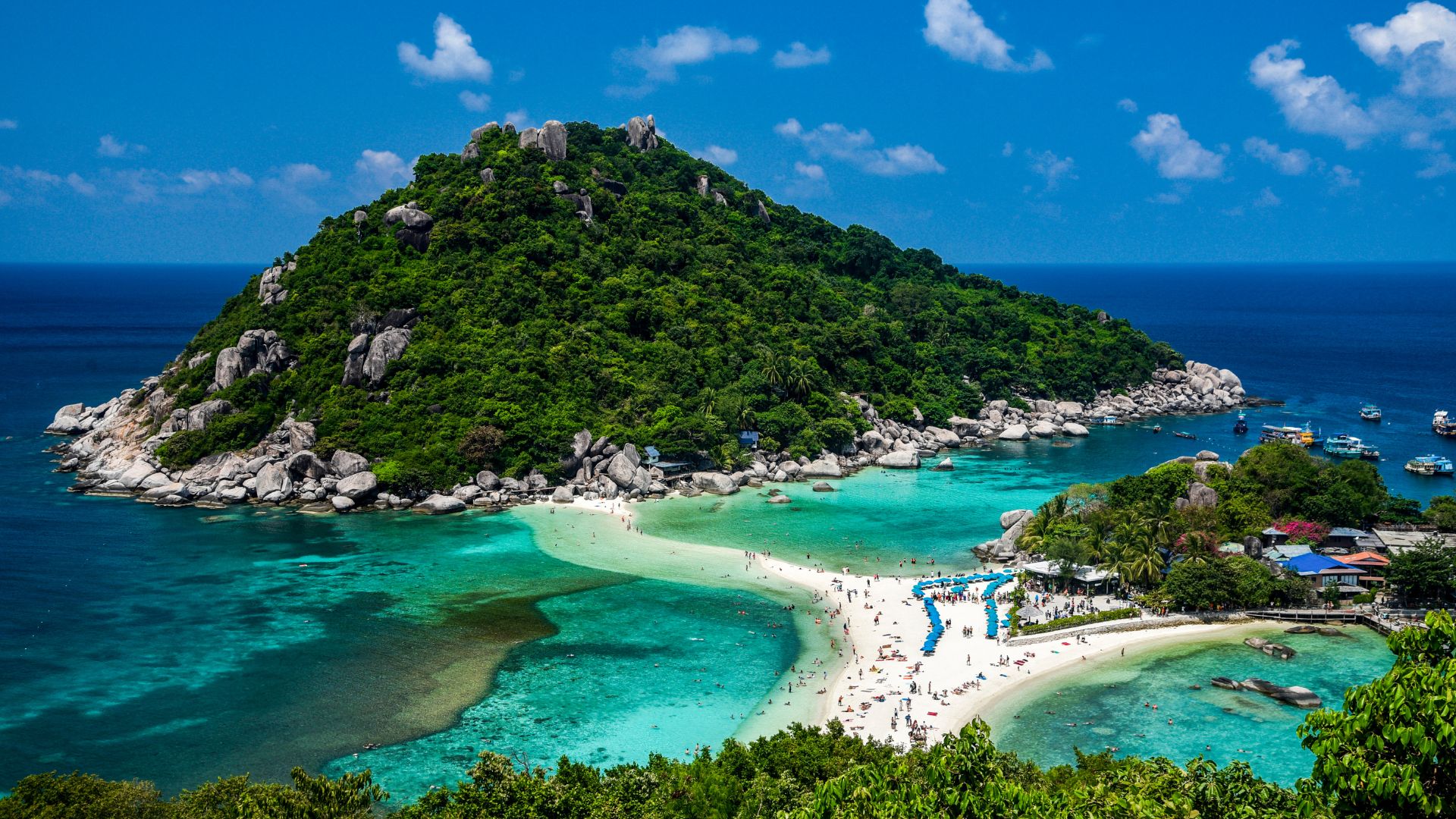 Kristálytiszta víz és sziklás öböl Koh Tao szigetén