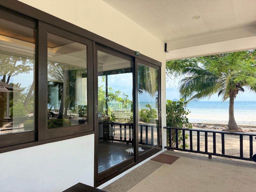Hangulatos bungaló Koh Samui trópusi környezetében