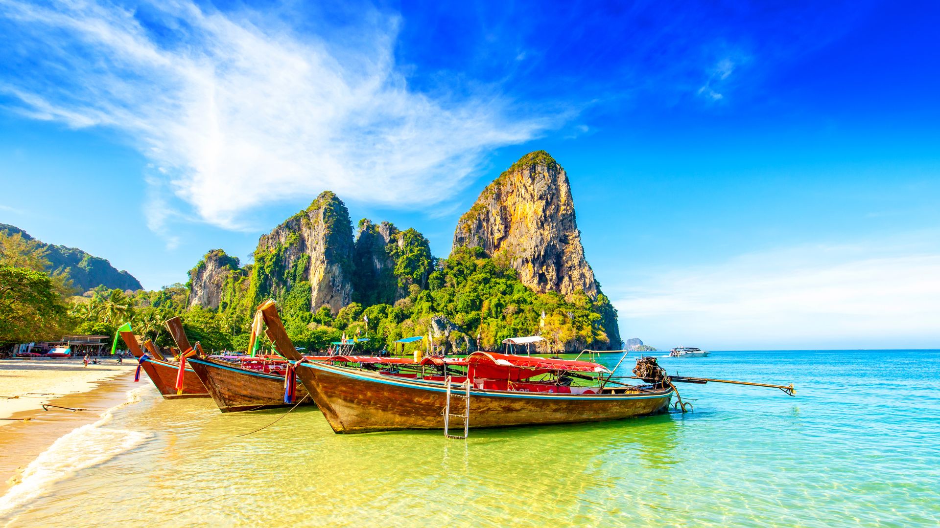 Railay Beach mészkősziklái és homokos partja