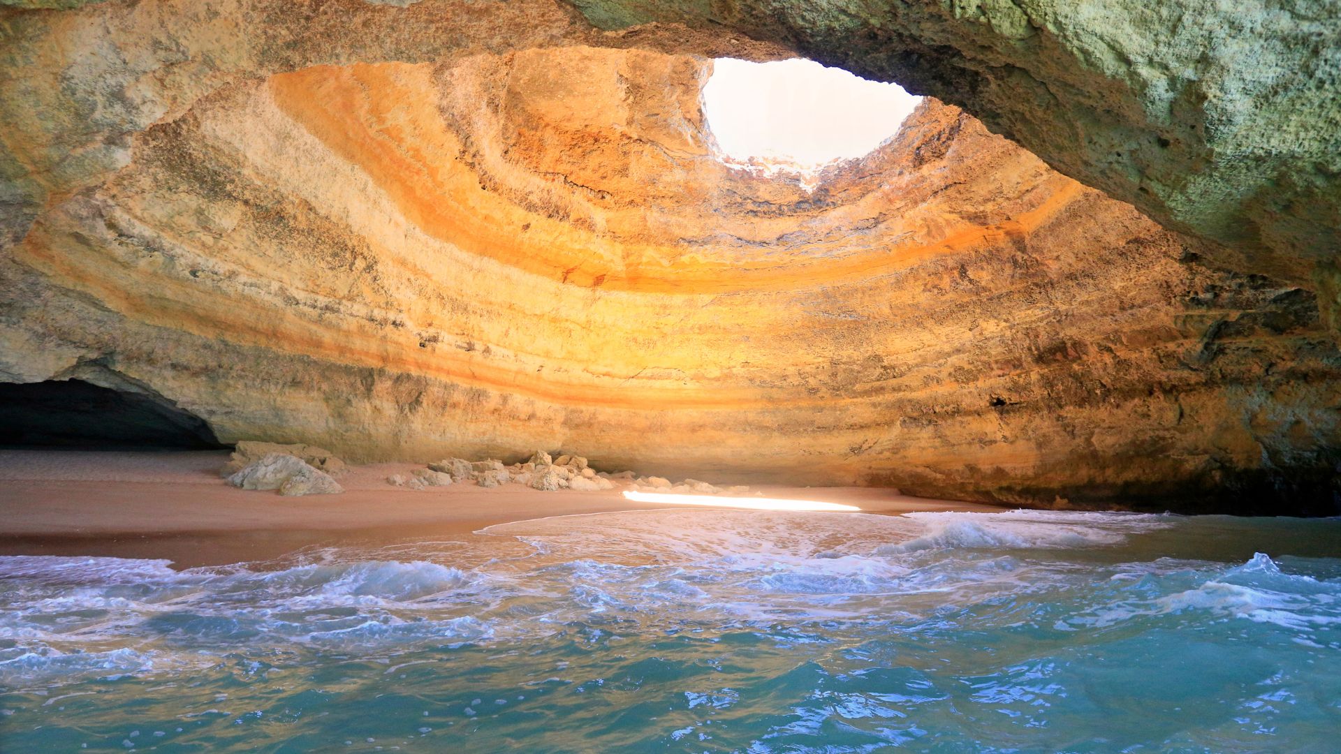 A Benagil-barlang látványos sziklakupolája az Algarve partján