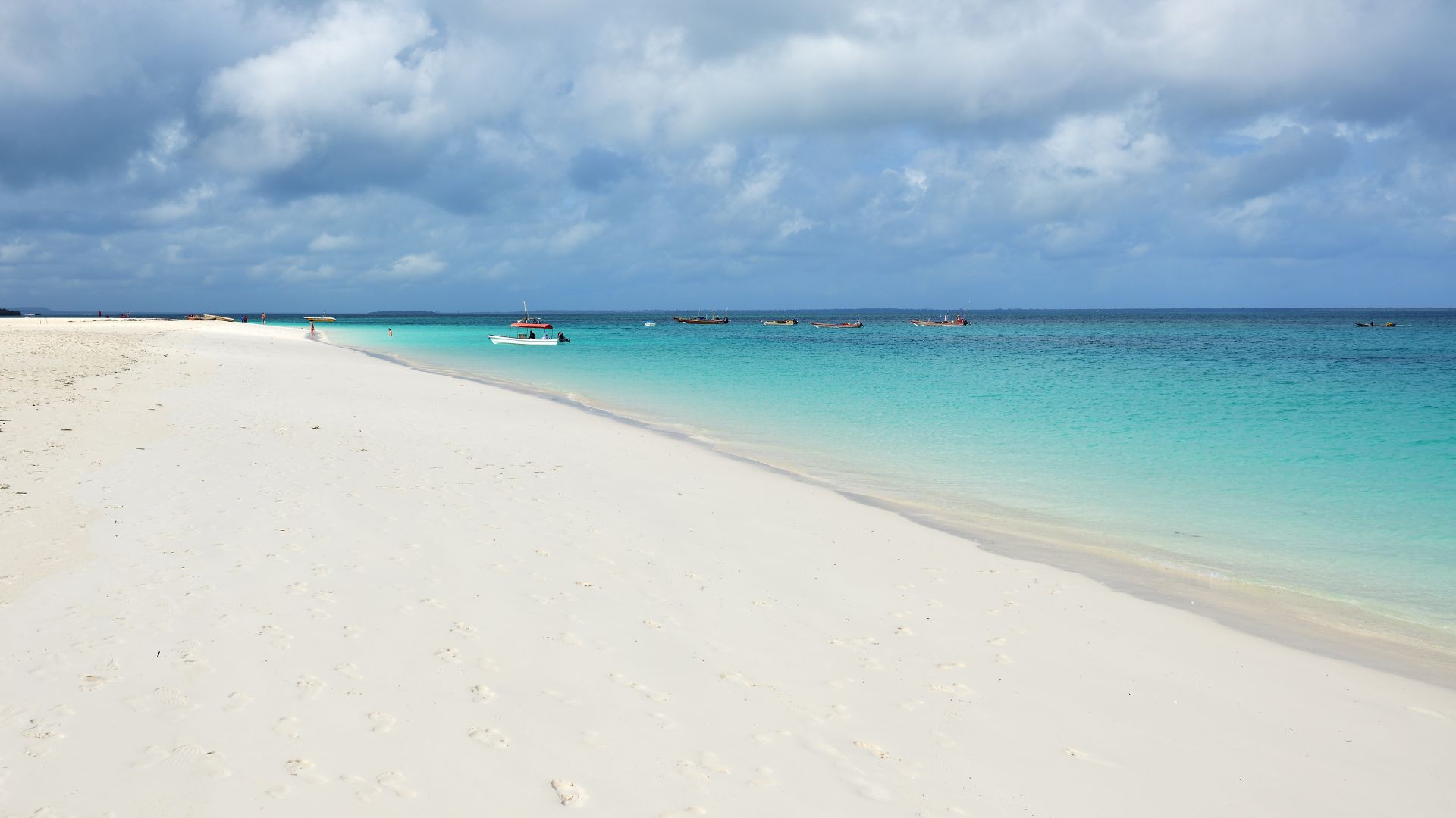 Kendwa Beach fehér homokos partja és türkizkék tengere Zanzibáron