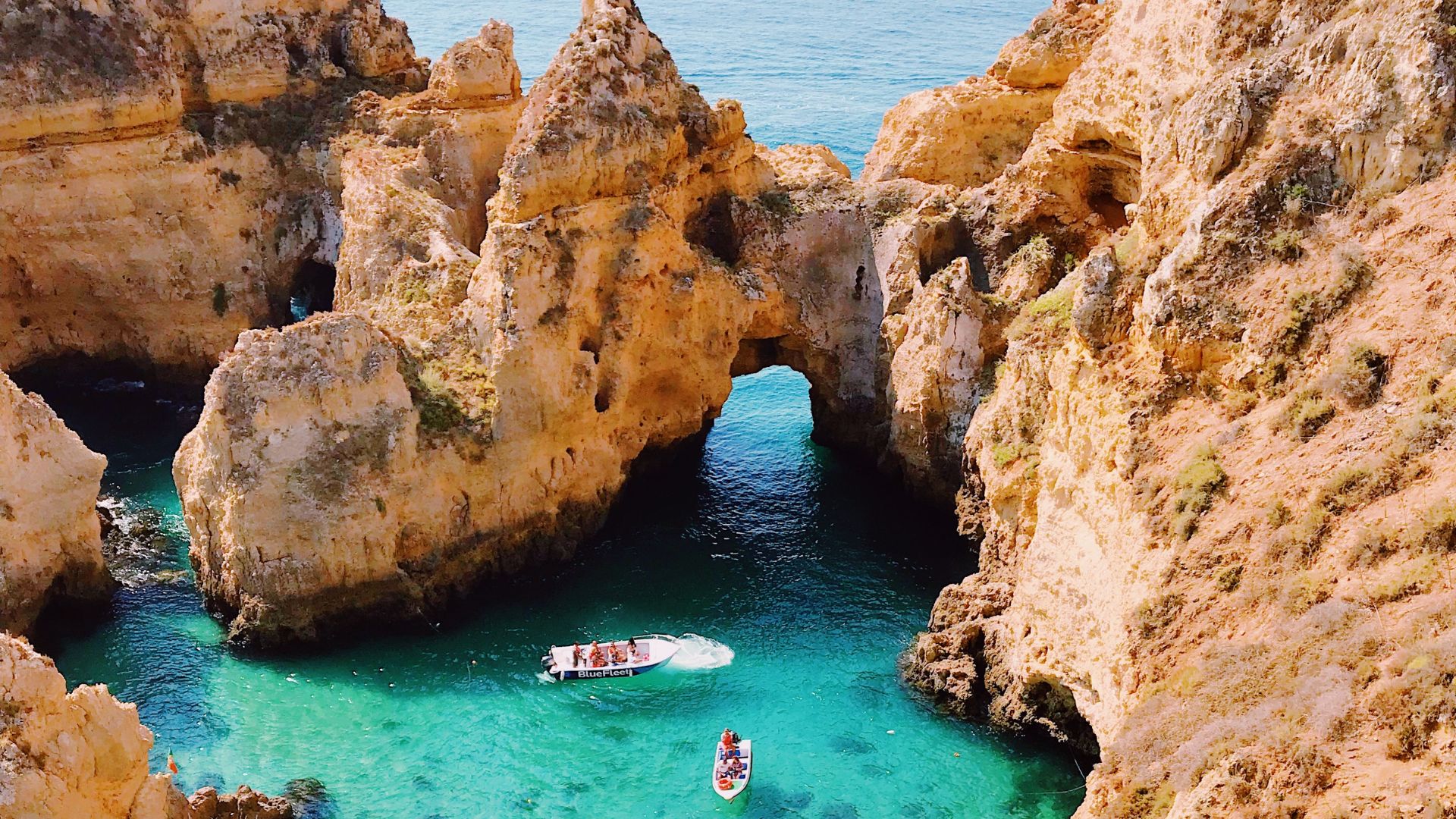 Lagos aranyszínű partvidéke az Algarve régióban