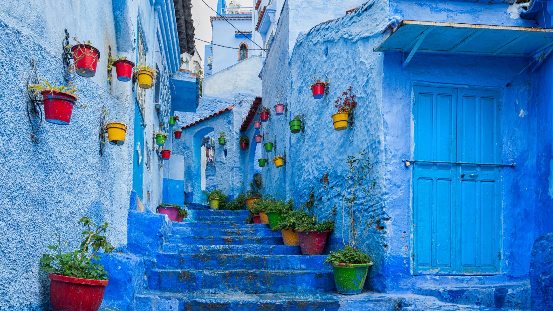 Chefchaouen jellegzetes kék utcái a Rif-hegységben