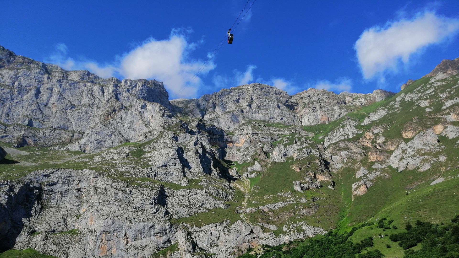 A Picos de Europa látványos hegyvonulatai