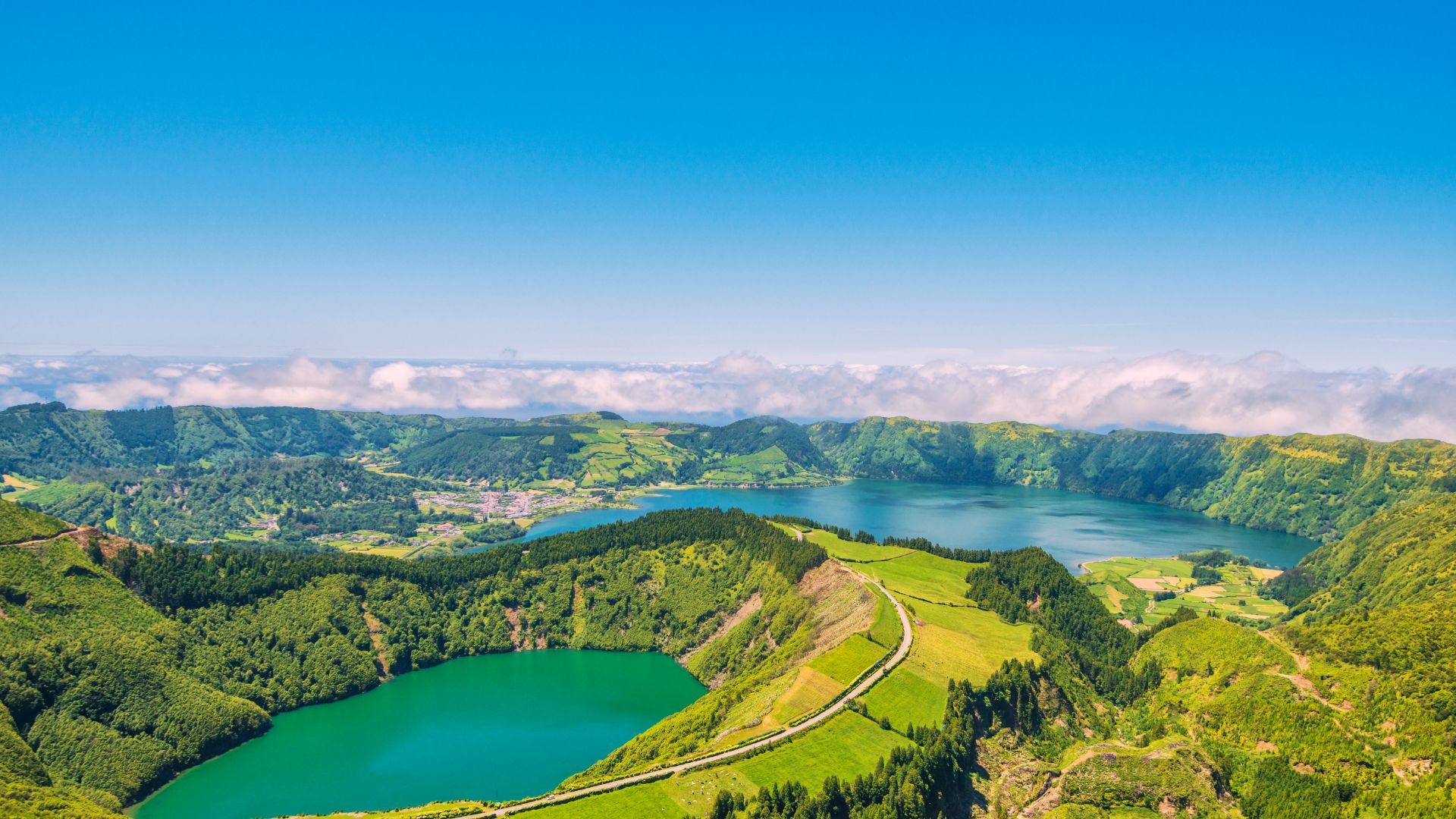 São Miguel vulkáni krátertava és zöldellő tája